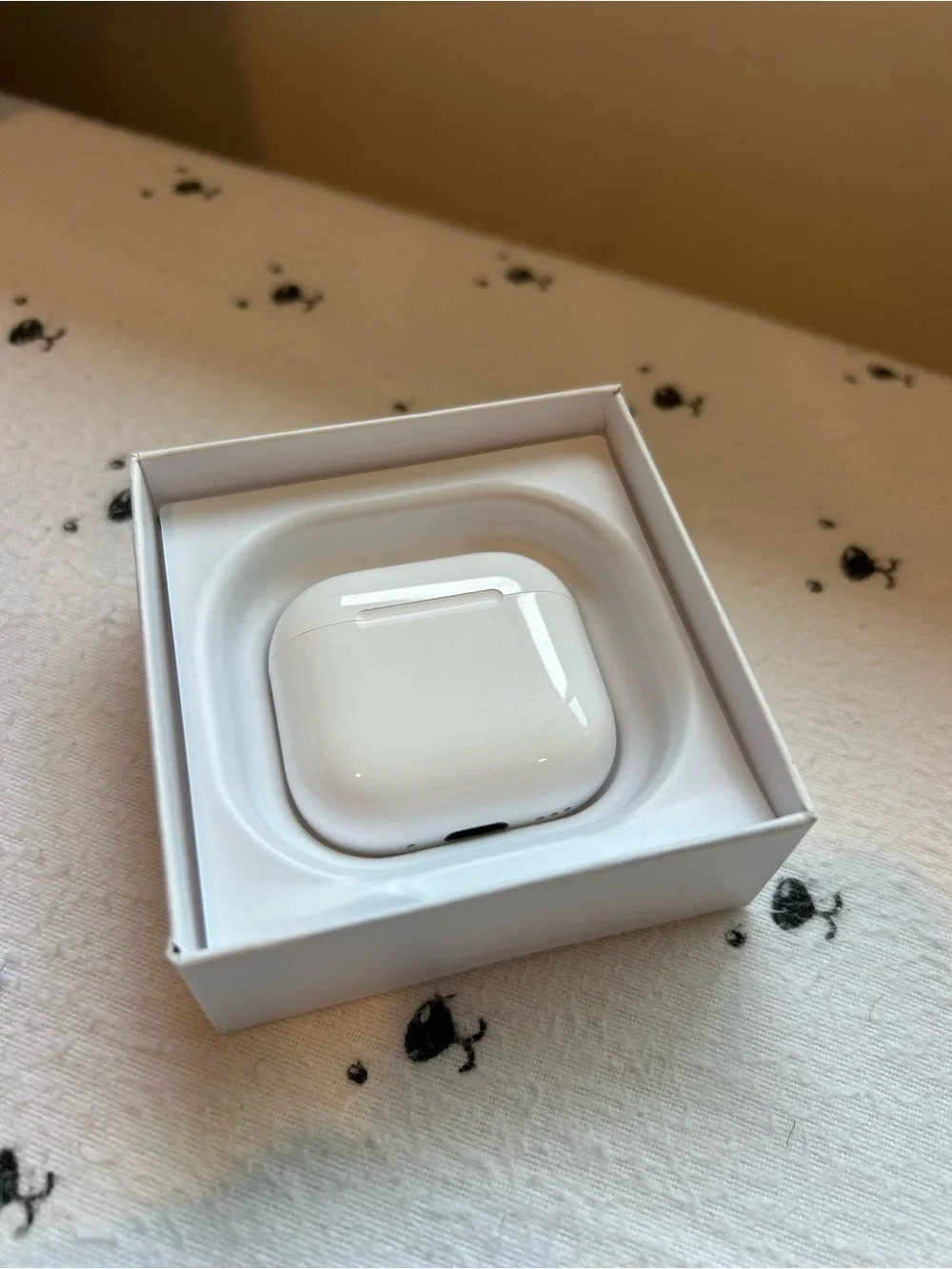 Apple White Wireless Earbuds with Charging Case